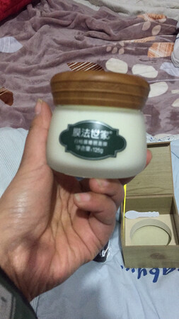 膜法世家的产品就是好用，涂上去肌肤马上就水水嫩嫩的，这是第三次在这家购买膜法世家的产品了，客服也很贴心。