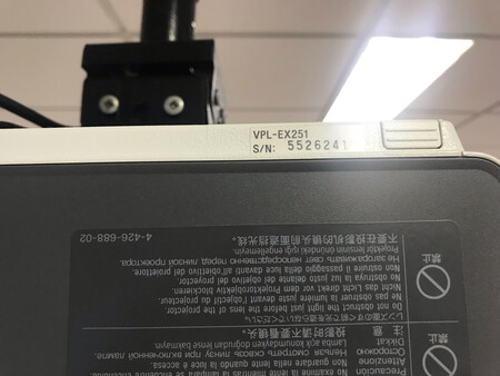 商品收到了，第一次在京东自营买投影机灯泡，质量很好，拆开SONY VPL-EX251投影发现原装灯泡就是飞利浦的，惊喜，在灯架上拆卸灯泡也很简单和方便，需要一个小一字螺丝刀和一个小十字螺丝刀，就解决了，安装调试后，无问题，完美！