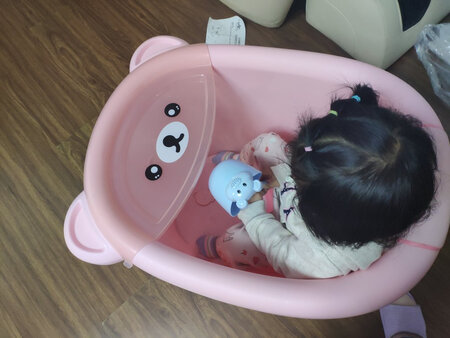 本想买经典款的，可惜一直没货，又不想错过双十一的促销，最后选择了粉色的，却收到了意外的惊喜，洗澡盆比预计的还要厚实，还配了螺丝刀，相当贴心，女汉子妈妈几分钟就把几个底座安装好了，小朋友爬进爬出玩得不亦乐乎，十分满意。
洗澡时水接满可以到小朋友胸部（身高95），冬天不怕着凉了，就是比较费水。