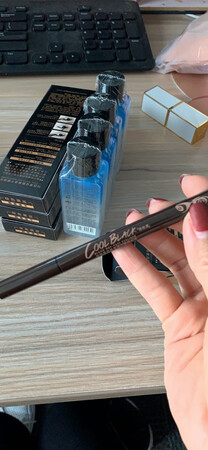 颜色自然，容易描画，不晕染，卸妆容易！用过最好用的眼线笔！
