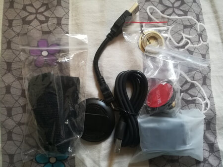 这款宝贝收到使用快十天了，总体感觉非常不错！产品外表设计精致靓丽，别名盯逗智能生活相机确实名符其实！收到的产品附带有可以在手腕佩戴使用的魔术贴腕带，搭配产品背夹使用非常漂亮便捷(^_^)磁吸式底座和充电头数据线等配件一应俱全，非常感谢店家的周到服务！产品可以通过手机下载安装APP来实现近程和远程的监控并能开启无光无声的夜视功能！这款宝贝无论拍照还是录像都有很好的清晰度！非常满意这次购物，给商家五星好评点赞了*^_^*