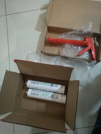 先不说产品，就发货这事我已经疯掉了！
我不说电商浪费运费，时间，功夫，整整发了三次！下单前沟通过买两支是配送胶*的，聊天时确认过，下单时备注过，发货时提醒过，依旧漏发胶*，电商竟说京东发货他们控制不了…胶到了没有打开一看没有接嘴，再发一次胶嘴，我就下楼取件跑了三趟…原本定好的打胶时间一改再改，还能说什么呢！
质量使用后在评价好了！
最后看在店家辛苦份上给一个三星了！