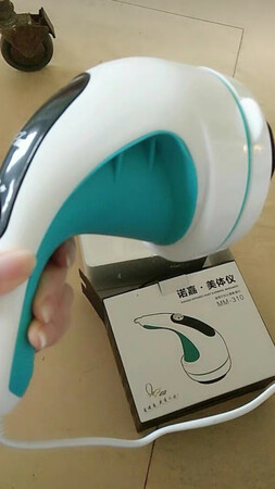 老人家突然说要买一个按摩仪，还指明要诺嘉的310型号。说在朋友那里用过，好好用。于是就给老人家买了。老人家使用了几天，问他们好不好用。两个老人都说好用，说使用方便，个头不大，拿起来不费力。用它震过之后颈肩和腰都很舒服。现在两个老人家每天都要用来按摩一下