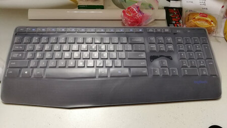 产品包装：用了纸盒加密封袋包装
材质做工：很薄很软的硅胶，无异味
外观设计：完美贴合mk345
使用效果：键盘不会沾指纹，不会磨花，不会油光发亮，不会有灰尘了，奈斯
其他特色：对于每天要敲字八个钟的人来说，还可以让手指头没那么痛，毕竟不会硬碰硬