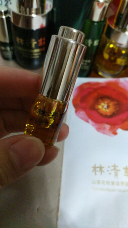 天啦噜！这次京东双十一活动买的，赠品超多有没有。这款肌底液味道清爽，用后滑滑嫩嫩的非常舒服。搭配山茶花精油一起使用，能迅速锁住水分，滋润不油腻，感觉一整天都润润的。北方的冬天非常干燥，皮肤缺水很难受，用了林清轩的产品后，肌肤干燥问题得到明显改善，好产品坚持用效果定会越来越好。