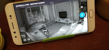 自
己在外面上班孩子在家里，给家里买了一个装起来。可以随时知道孩子的情况，特别清楚特别清晰。思念孩子的心只有为人母的才知道。感觉是所有网购中最差子划算的一个。因为他可以让我随时看到自己的孩子。这是晚上关灯时拍的