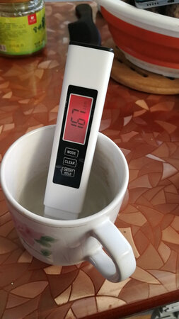 使用效果很好，携带方便适用于任何场合，测试自来水过滤水矿泉水和纯净水得出来的数值不一样，给几个朋友介绍她们说也要买。最后一张是刚从自来水接出的水的数值。