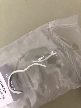 看起来像是橡胶融化了 很黏 没弄掉