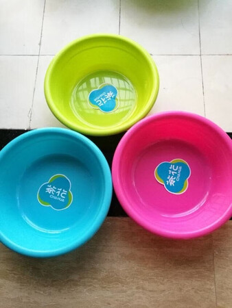 茶花是老品牌了，从小时候就跟着妈妈买这个牌子的塑料制品在用。这么多年过去，物价飞涨的时代，茶花的这些塑料制品依然是物美价廉，产品厚实、也没有什么异味，真的是一如既往的好！、号可洗衣服，小号可洗菜，价格合理，值得购买。买了两个小的，打算后面再入一个大的，放心购买，比超市优惠，服务态度周到，好评