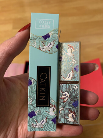 包装盒很好看的，口红的外观也好看，盖子和膏体有磁吸。最喜欢红牡丹外观那款，红色中带金粉的效果。
滋润效果：上嘴效果还行，不是特别滋润，个人用过最滋润的是ysl的小圆管，哑光的会有点干。
其他特色：一大盒各种颜色，太满足了