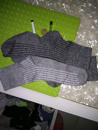 朋友介绍的这款袜子，买给先生穿的，比较厚实，柔软，又后来又买了女袜