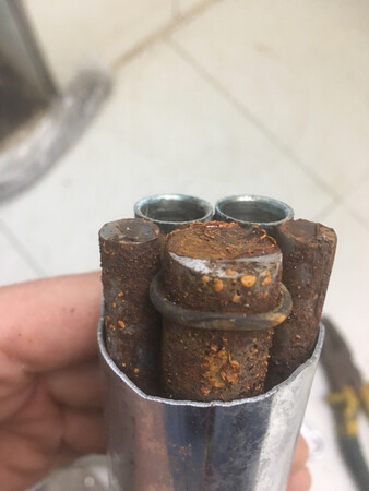 前面四张图是我这次在京东买的，质量很给力！
后面3张是原来装修师傅给装的，里面夹的钢筋充重量，简直就是辣鸡！
所以提醒各位：以后买水龙头不能只看重量，简直惨不忍睹……