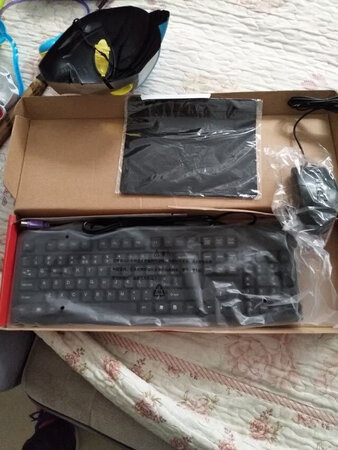 很喜欢这个品牌，经久耐用，键盘灵敏度高，敲击感好，反应快容易操作，颜值高看着大气，触摸着每一个键子都很享受光滑中带着婆娑。既是偶像派也是实力派。自从换了这个键盘，特别爱打字，无论是工作还是家用都适合。