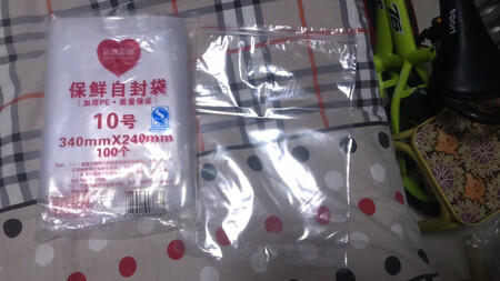 密封效果：密封性能非常好，不容易自己松开，封口很紧！
容量大小：尺寸也够用，可以任意放些东西了，主要我买来用它封奶片！
抽气体验：如果有密封机器会更方便使用！
商品质量：手感也很好，感觉很厚实，质量很不错！
厚薄程度：厚度中等吧，如果在后一点应该会更好！
适用场景：我买来用于装奶片和一些小零食，也可以用它来装文件或者档案，总之很实用！