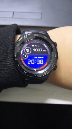 1.续航不行，两天充电
2.配上金属表链更好，没有配
3.屏幕显示小
4.没法语音啊，是不是不太会使用啊
5.wifi有的连不上
6.按扭如果是金属的更好看一点
7.反应迟钝，有点慢，不像现在的主流的普通手机一样
8.配对的时候，如果坐在车里，手机再自动跟车机连的时候，这里会断开
9.表盘太少，可以再增加一些
10.冬天带上厚，因为袖子会跟表干涉，不是很舒服，按键这一块有点压手，夏天可以，所以它们的广告基本都是夏天的训练或者穿戴广告。
11.上面的缩写英文，有的不认识，不如手表里面有个帮助文件介绍一下其功能，名称，对人体的影响以及正常值等。