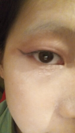 产品颜色：红
上妆效果：还行
涂抹难易：容易
是否晕染：不
细腻程度：细腻
持久效果：久