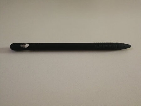 一支笔卖到1000元，也就是苹果的Apple pencil敢这么干！既然喜欢，就要珍惜，买回来后用了几天，感觉裸奔的确不是明智的，这款pencil 保护套超级好用，不用的时候把笔帽套上，蛮安全的，这几天从桌子上滚下去四五次，如果没有这么好的保护套，这支笔怕是早已报废了。黑色的笔套蛮好看的，低调大气而且好找好分辨，不会与其他的笔区分不来，握持感很棒，推荐啦！