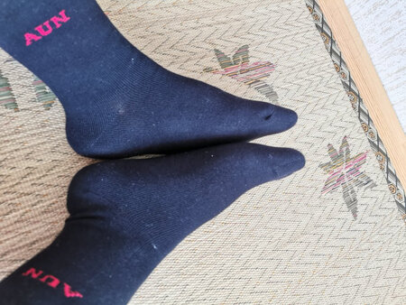 不满意，价格也不算便宜，还搁脚，大脚趾疼，为什么那个线头那么大？
还有最好笑的是买了两盒，第一盒原价 第二盒半价，我一起下单，确先寄一盒，必须收到了，签收后再寄第二盒 ，又不是赠品，也是我花钱买的，为什么这样麻烦！真的无语了，不好的感受！