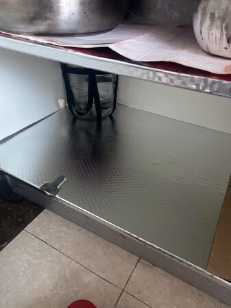 首先说一下这个产品真的是非常优秀，质量非常好，很厚实，而且这个锡箔纸不同于，平常见的锡箔纸。很结实。几块钱的价格能买一大卷，这一大圈真的是非常非常的厚实，非常多。使用起来很简单，贴上11折就可以，有角的地方可以随意折叠。我厨房的柜子都墙面全部铺了这个。家里以后打扫卫生也没有那么麻烦了，可以随意打扫，很方便。油污灰尘一扫即净。