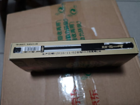真彩的中性笔一直是我信赖的，我一直在用，感觉它的顺滑度挺好，做工非常不错，质感也好，手握的手感也挺不错的，包装的颜值非常的高，书写的线条粗细正好合适，再加上京东自营品牌，使我更加信赖真彩，给孩子选了好多笔，真彩的就是在我选的其中之一，在11月初的时候，京东促销开门红活动，价格合适，值得推荐。