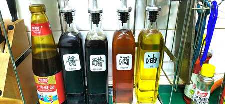 赶上双十一买的，外观还是不错的的，瓶子的容积大小我觉得可以，送了八个标签，还是挺贴心的，这个得卖点主要就是瓶嘴，密封性总体还是很好的，到的时候更容易掌控用量，不像原来家里使用过的油壶那样容易倒多了。但是用久了以后清洗瓶子会是个问题，沉淀物不会太好清理，看看到底能用多久就需要更换新的产品了