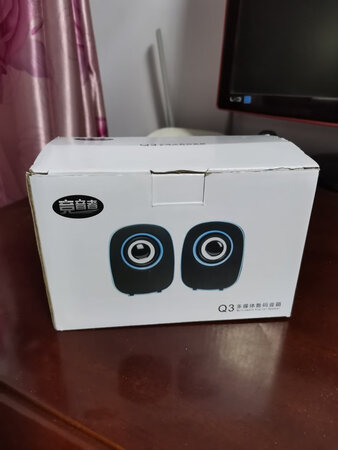 外形外观：流线型的蓝边美观大方，
做工质感：有质感，正品
音质音效：音质清晰，物美价廉，值得购买