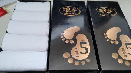浪莎的袜子挺好的 上次要买就没买着白色的 现在有货了赶紧买两盒