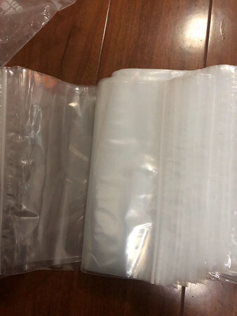 因为要装一些瓶瓶罐罐，所以选了这个大小的袋子，不算特别大，不至于浪费，刚刚好，袋子本身厚度也相对较厚，比较结实耐用，密封效果不错，装液体也不会漏出，整体价格也比较便宜实惠，性价比还是很不错的，也没有异味，装物品和小零食都可以，出门携带很方便。