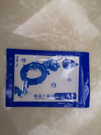 还送了一小包的，谢谢。
用浅蓝色和白色衣服试过，白色的效果要好些。