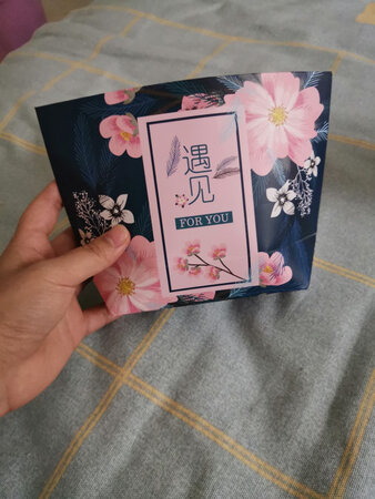 婚期快到了才想起来没买伴手礼，时间也比较仓促，就在京东上看哪家发货快，颜值高的礼品袋，这家的礼品袋很特别，可以直接装糖，也可以当做礼品袋，发货也快，今天买明天到，给京东快递点个赞，真的帮了大忙，还好没有耽误事，客服也比较耐心，对我的疑问一一解答，挺好的