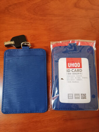 没什么好选择的，因为同类型的产品太少了，质地偏硬，不是软皮的，尺寸偏大挂胸前的话可以，兜口袋的话不太方便。
