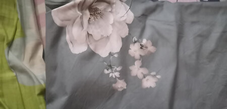 收到就破不急待的拆开包装了，是我喜欢的颜色布料也很好，京东的东西一如既往地好