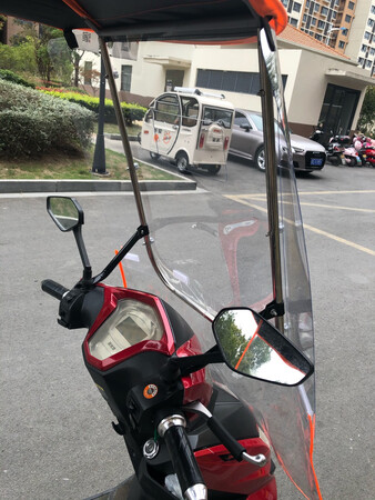 东西不错，很结实，以前用过一个类似的雨棚所以就直接挑的这一款。大家自己安装的时候一定注意，在安装倒车镜前面的撑杆时，商家给了两个增高的螺帽，刚开始我没看见，安装完了才发现但是又懒得再拆了重装。