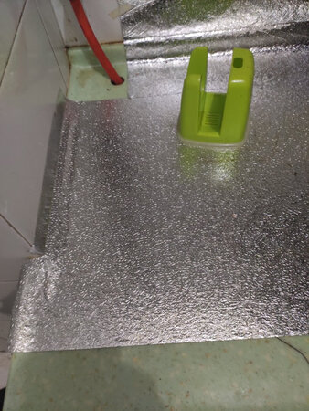 商品不错，买回来使用了，很好用，直接沾到灶台上，使用非常方便简单，再也不用担心油烟沾到瓷砖上了，很好的保护了灶台台面跟瓷砖的卫生，这东西是阻燃的不用担心发生火灾什么的，美中不足的是，商品不够宽，买了一米不够用，一次还会再来购买。