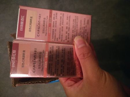 选了两个颜色，卖家还送了两支睫毛膏。手残，第一次用眼影，上妆挺方便，颜色也好看。