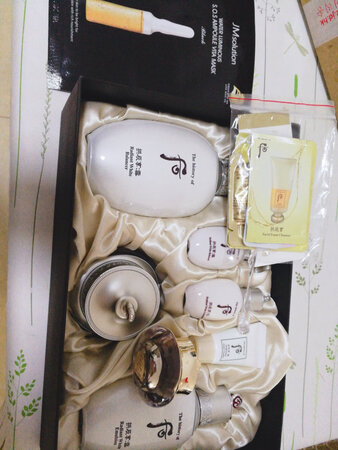 一套水乳霜，送了很多小试用品，总体来说很划算，用着很不错，已经是第二次购买这个产品了。本**肤偏干爱起皮，T区出油，用上清爽不油腻，个人感觉确实白了一点呢。本想双十一有活动的时候购买，算了一下价钱差不多少，所以就先下手了。