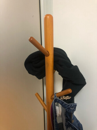 外观样式：简约
商品质量：不错，性价比挺高的
配送服务：京东配送，安全可靠，热情周到
产品材质：表面光滑没有毛刺，螺丝安装，紧凑性好，底托稳当，木材质的没错，和产品描述相符合
承重能力：没测试，不确定，反正放几件衣服是没问题的，
适合场景：家里房间角落