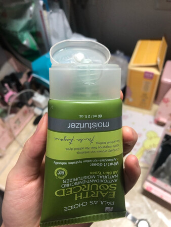 气味有点不好闻，但是对于敏感肌来说效果还可以，感觉还有点美白，回购