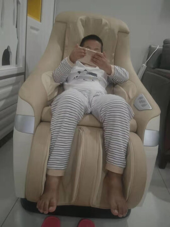 按摩椅收到以后马上查看，发现与图片描述一致，超级喜欢，卖家发货速度很快，正好赶上搬新房，朋友们都很喜欢，，服务也很到位。满分！我们沙发也是芝华士的