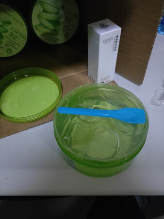 优惠十分的大，买3盒才不到40，还送一瓶精华液。效果刚刚抹在胳膊上试，之后再作评论。味道还行一股植物清香。
