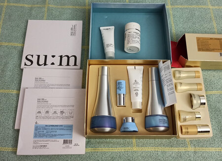 之前用过赠品（小包装的水、乳、精华、霜四件套），一开始没怎么在意，只在睡前将水、乳、精华涂抹于脸上，气味很独特，类似羊毛衫的味儿。早上起来觉得皮肤水水的很滋润，补水效果还不错。过了几天，发现气色好像变好了，皮肤白了些，是那种水嫩的白，自然的白，而且更细腻了。这时才觉得这套赠品不一般，上京东一查，还挺贵呢，看来我是捡了个大便宜。这款水光耀白系列真是名符其实，既补水又美白，一扫之前的晦暗。趁着优惠，订了一套，水、乳是大瓶的，精华和面霜还是小瓶的，还有好多赠品呢，真划算！