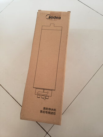 pcb滤芯一年一换，便宜，关键是用了它水质变好了。自己换也很简单，只是用力点，打开净水器的顶盖就能看到内部的滤芯筒了。整洁的结构与材质，满眼都是让人容易产生安全感。同时也没有多余的元器件外外露，仿佛就像艺术品一般。