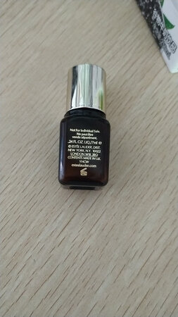 特地用了一周再来评价，人生中第一瓶精华。我是油性皮肤，精华质地和网上说的一样，上脸易吸收，很滋润，保湿效果很好。第一次用冒了两颗痘，后面就不会了。总的来说，值得购买。