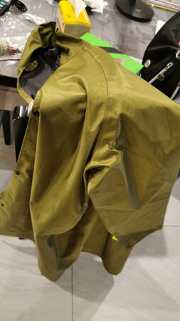 京东商城物流很快也很专业，商家的产品质量不错，衣服很厚，防水也好，重量也重，就是有一点不好衣服味道太大让人闻着受不了。