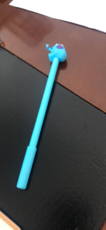 特别可爱的中性笔，写字流畅，买了两个，一直都在京东上买这些小东西，相信京东，写字说话，手感很好，字迹清晰，包装很好送来的也很快，快递师傅非常给力，买来送人很好，非常愉快的一次购物！还一起买了铅笔！很有质感！