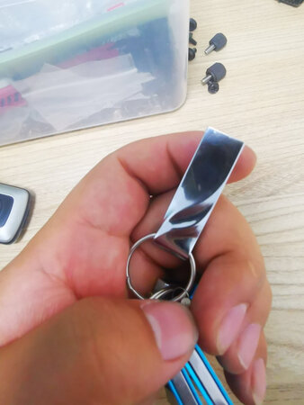 外观材质：不锈钢的外观，确实很亮，不错的很！
便携性能：带有个圆环，方便携带，也不容易丢失！
传输速度：速度是相当的可以，能满足日常的使用，传输块，速度稳定！
容量大小：16G，卖28块钱，放在以前想都不敢想，如今是真便宜！
兼容性能：老电脑的老主板，各种系统下都能用！兼容性不错！