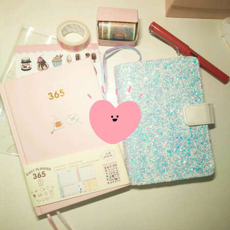 本子很不错,也很可爱,但快递寄过来包装很潦草,里面纸张有折痕,还有点泥土。虽不是大问题,但是刚买的东西有点瑕疵心里总是不舒服的