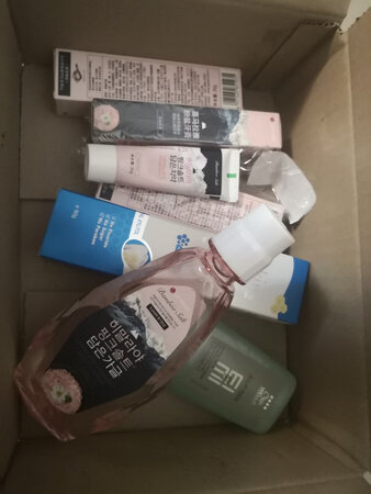 之前在某知名连锁发廊理发，美发师傅就给我用了这个，感觉不错，种草好久了，这回趁着双十一活动，终于下手，价钱真心不便宜，但是这个包装也太简单了吧，连个塑封都没有，谁知道是不是被打开过