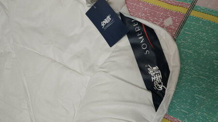 很不错的被子，柔软舒适，盖上很舒服，适合秋天，也不起球，最主要是价格还这么便宜，真的是超值了。