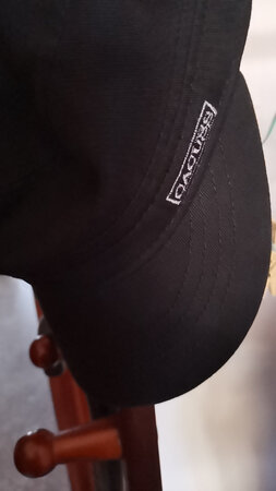 是全棉的，戴上很舒服
